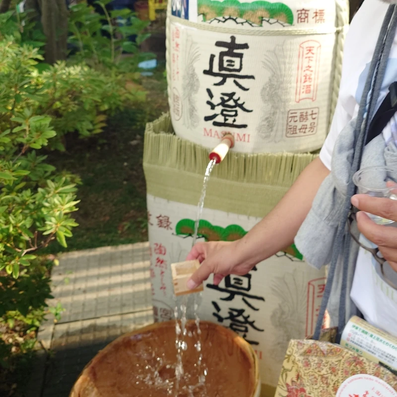 枡へ和らぎ水を注ぎ続ける友人