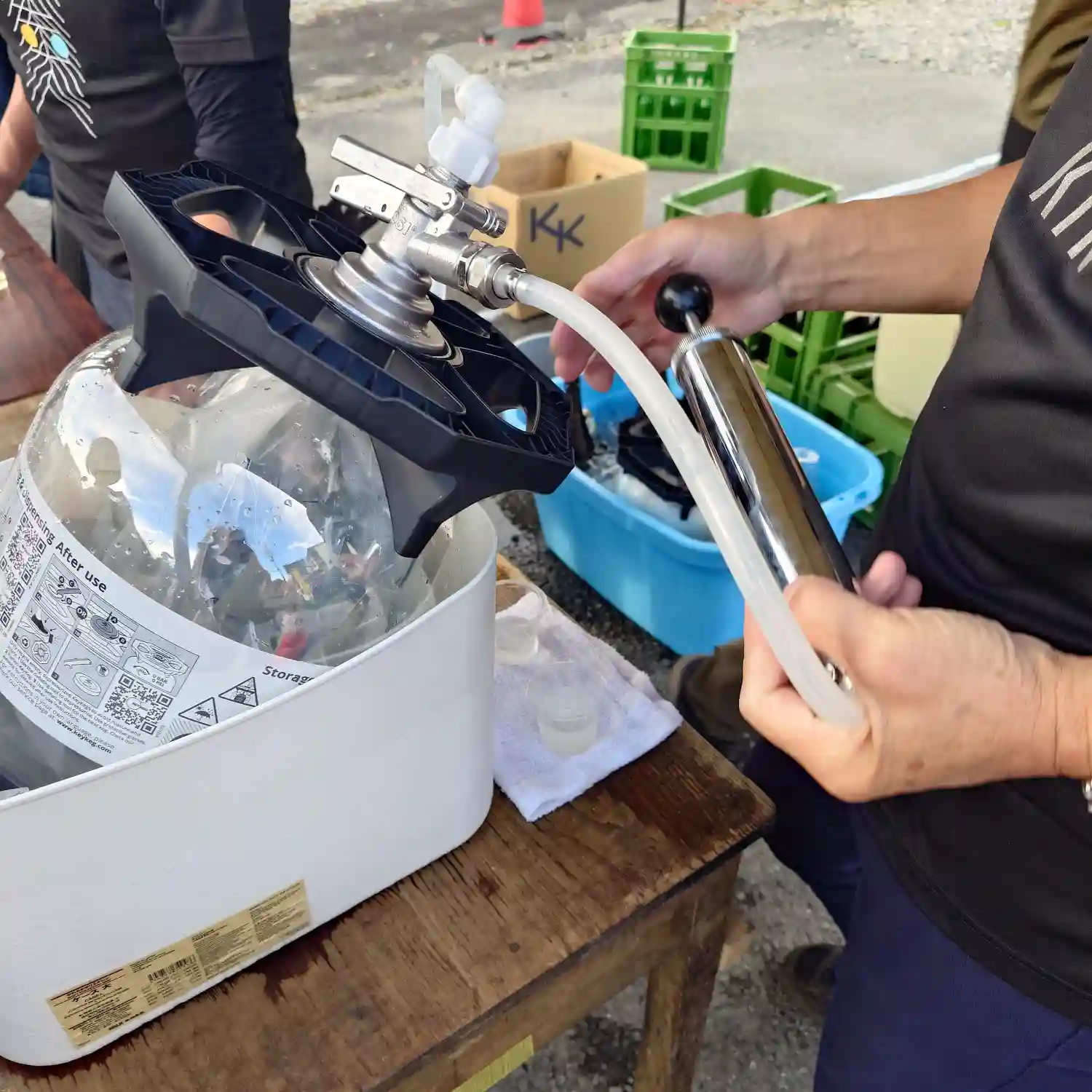 本金太一KEGの前で呑み歩きを楽しむ場面