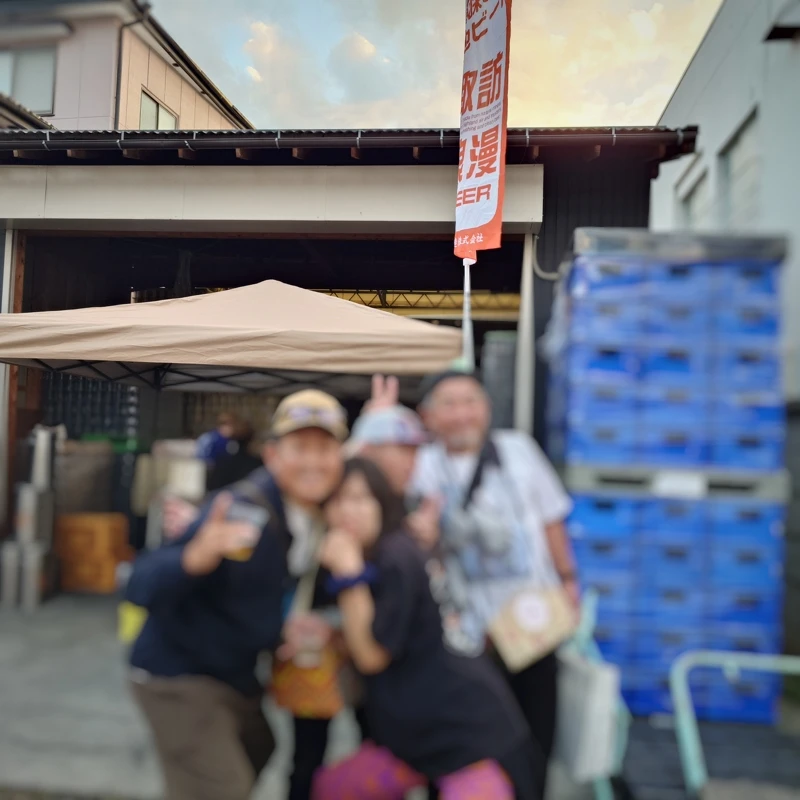 呑み歩きで何度も顔を合わせた夫婦との記念写真