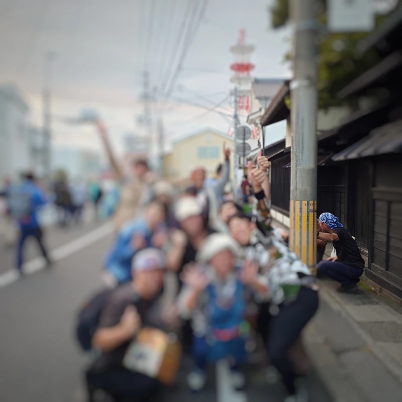 本金前で楽しむ呑み歩き参加者たち