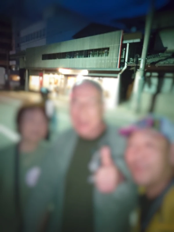 夕暮れの上諏訪で先輩呑兵衛と話すモイ編集長