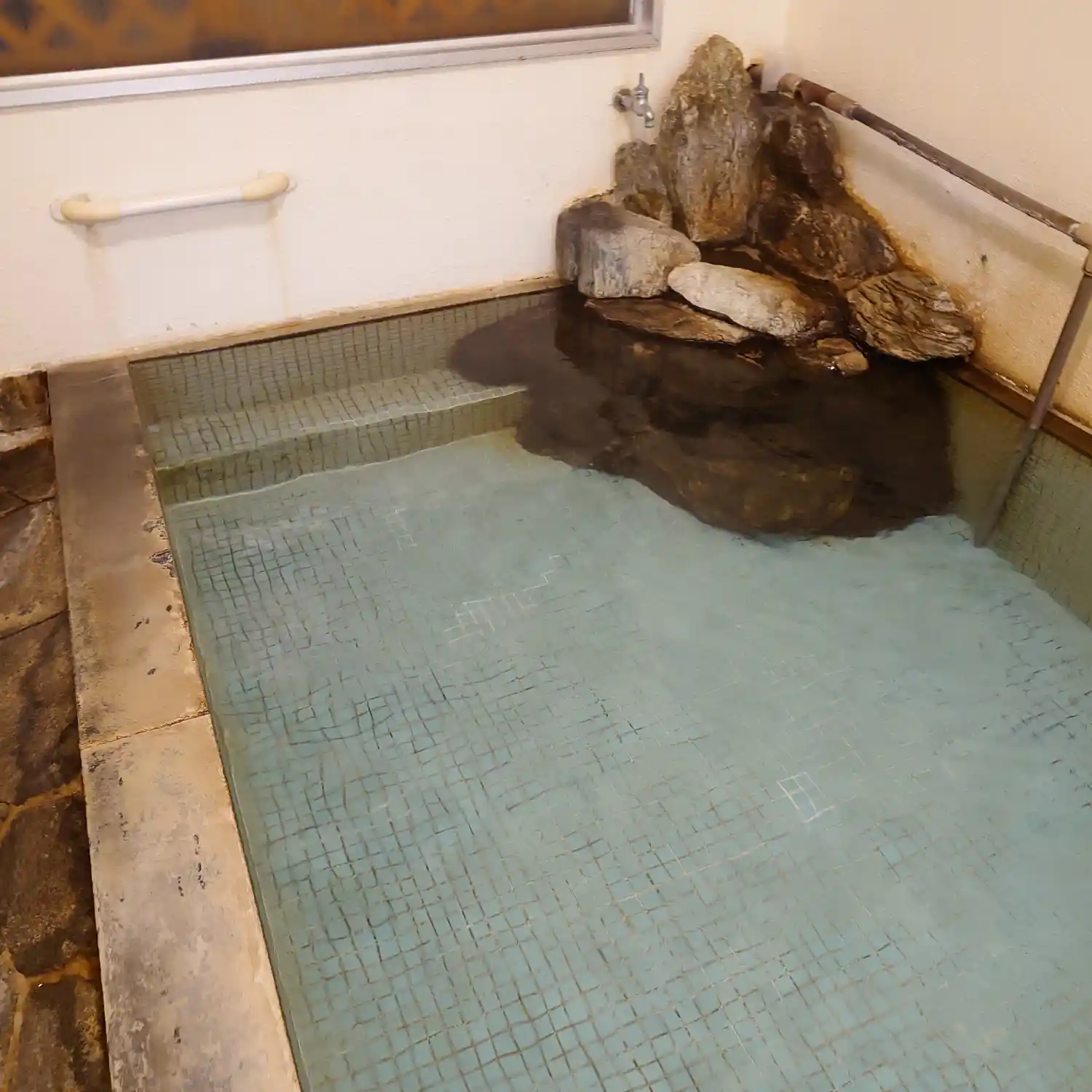 ラルバ諏訪湖の温泉浴槽