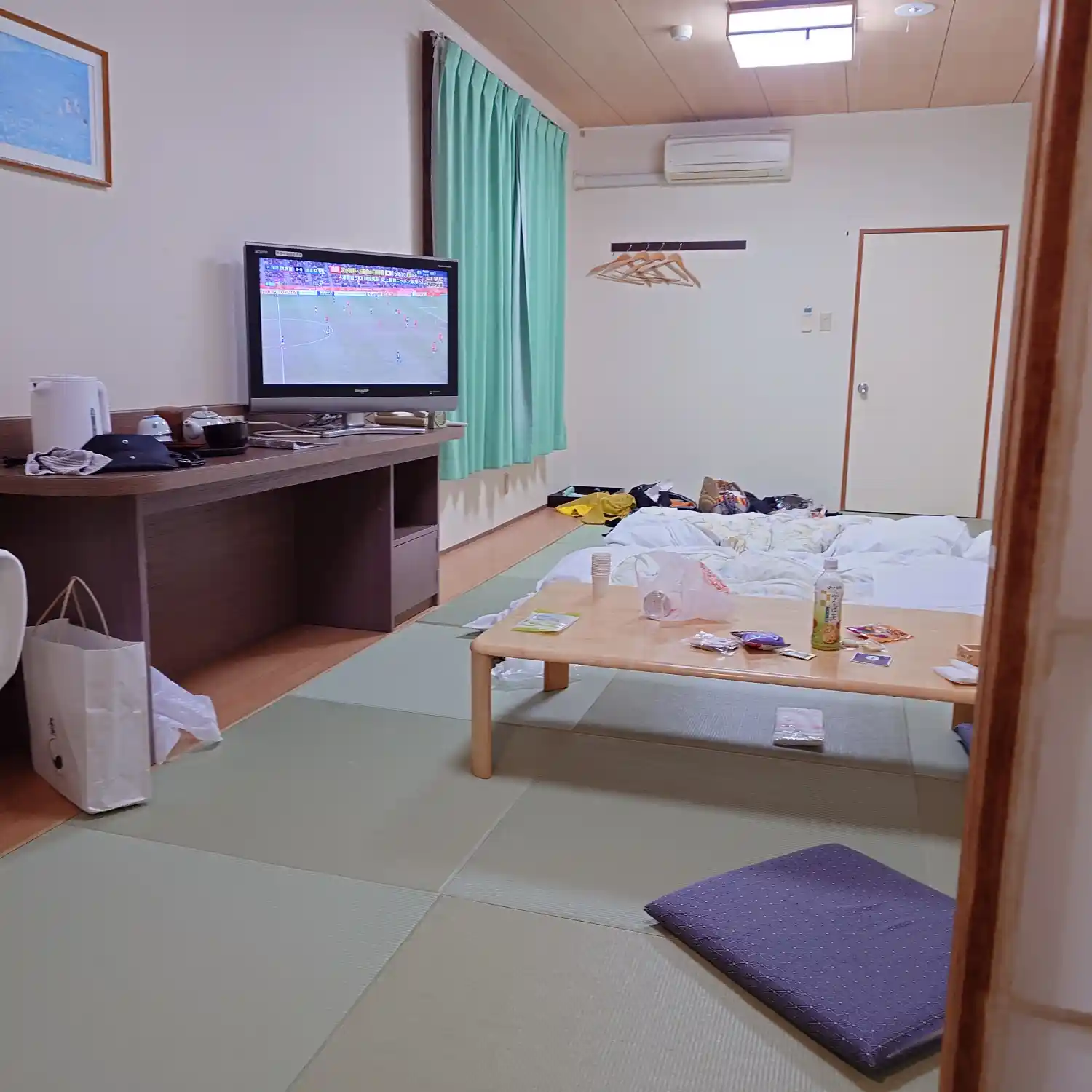 ラルバ諏訪湖の和室に男二人旅の荷物が広がった客室の様子