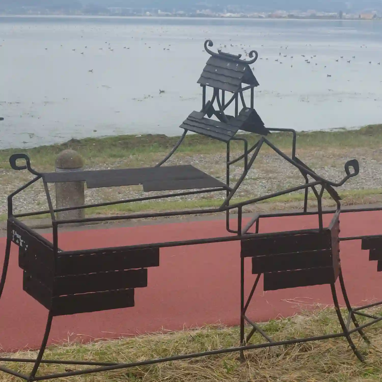 諏訪湖畔にある高島城をモチーフにした金属工芸