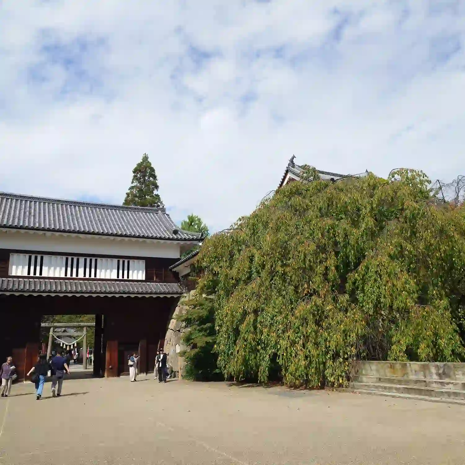 上田城跡公園の東虎口櫓門付近へ向かう場面