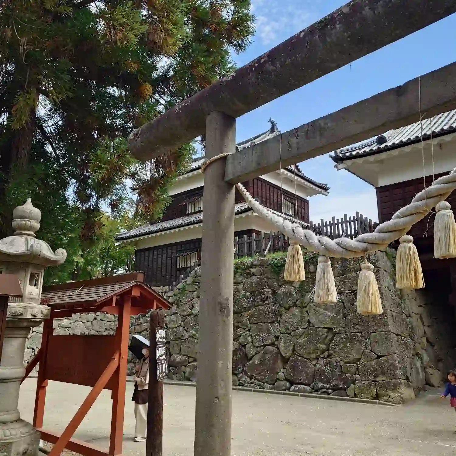 眞田神社の鳥居から振り返って望む上田城の東虎口櫓門と石垣