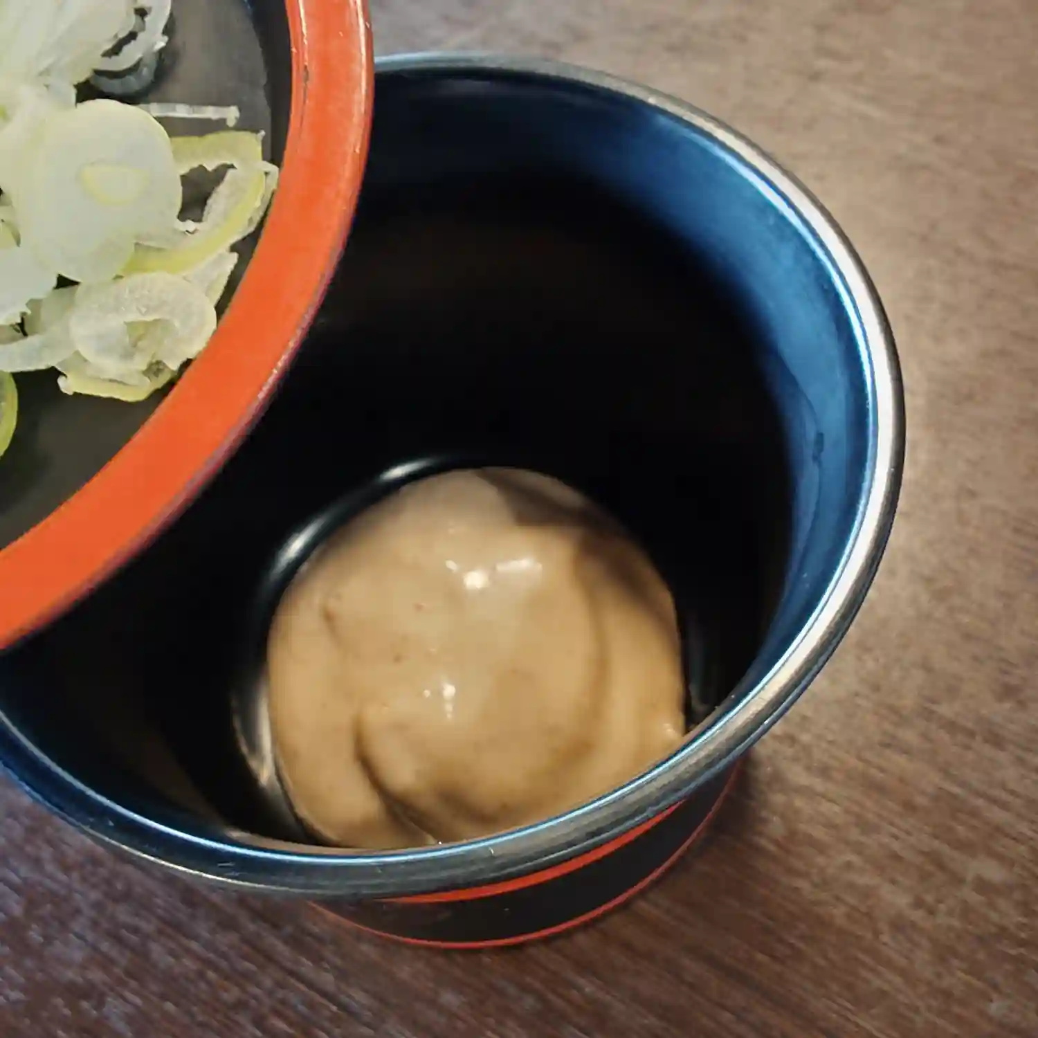 信州蕎麦 草笛 上田お城前店のくるみ蕎麦に添えられたくるみペースト