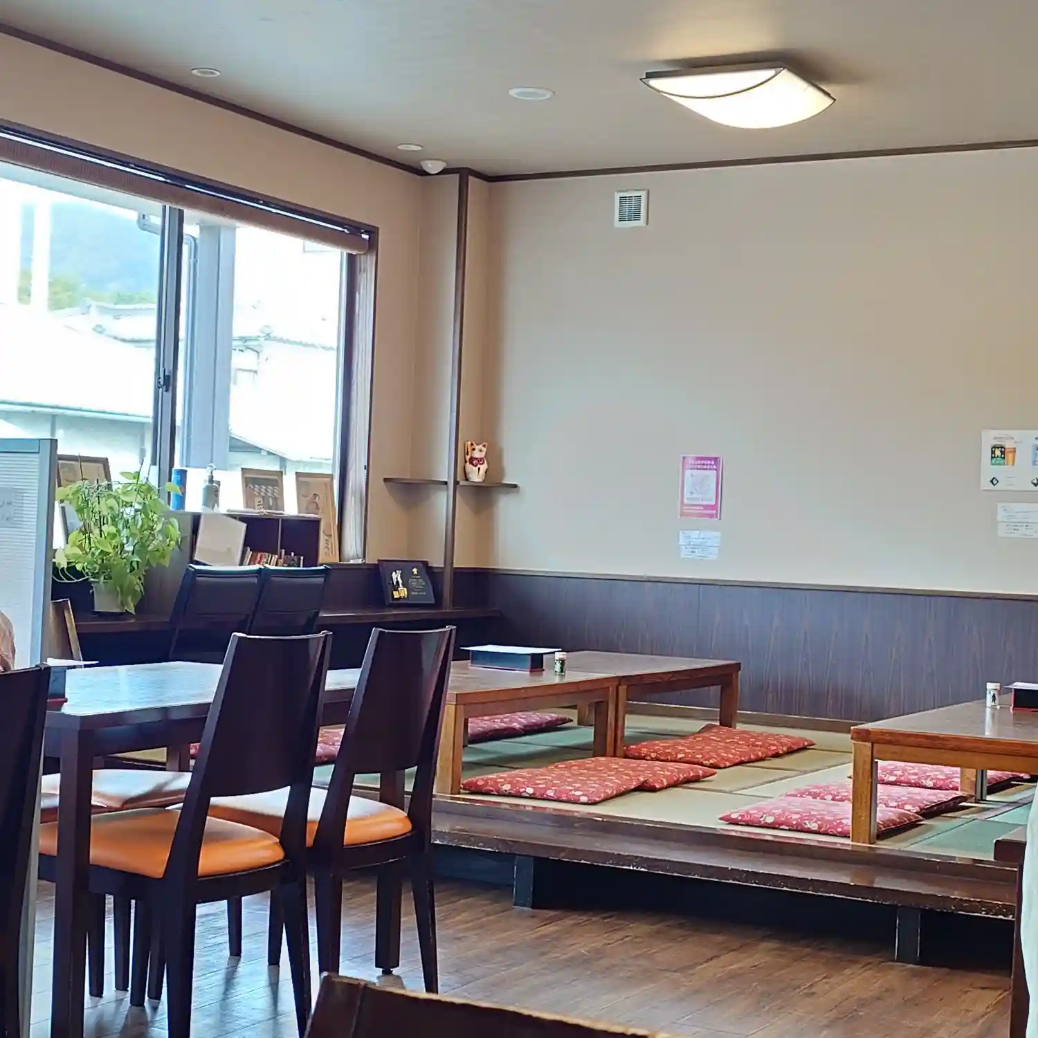 信州蕎麦 草笛 上田お城前店の広い店内と座敷席