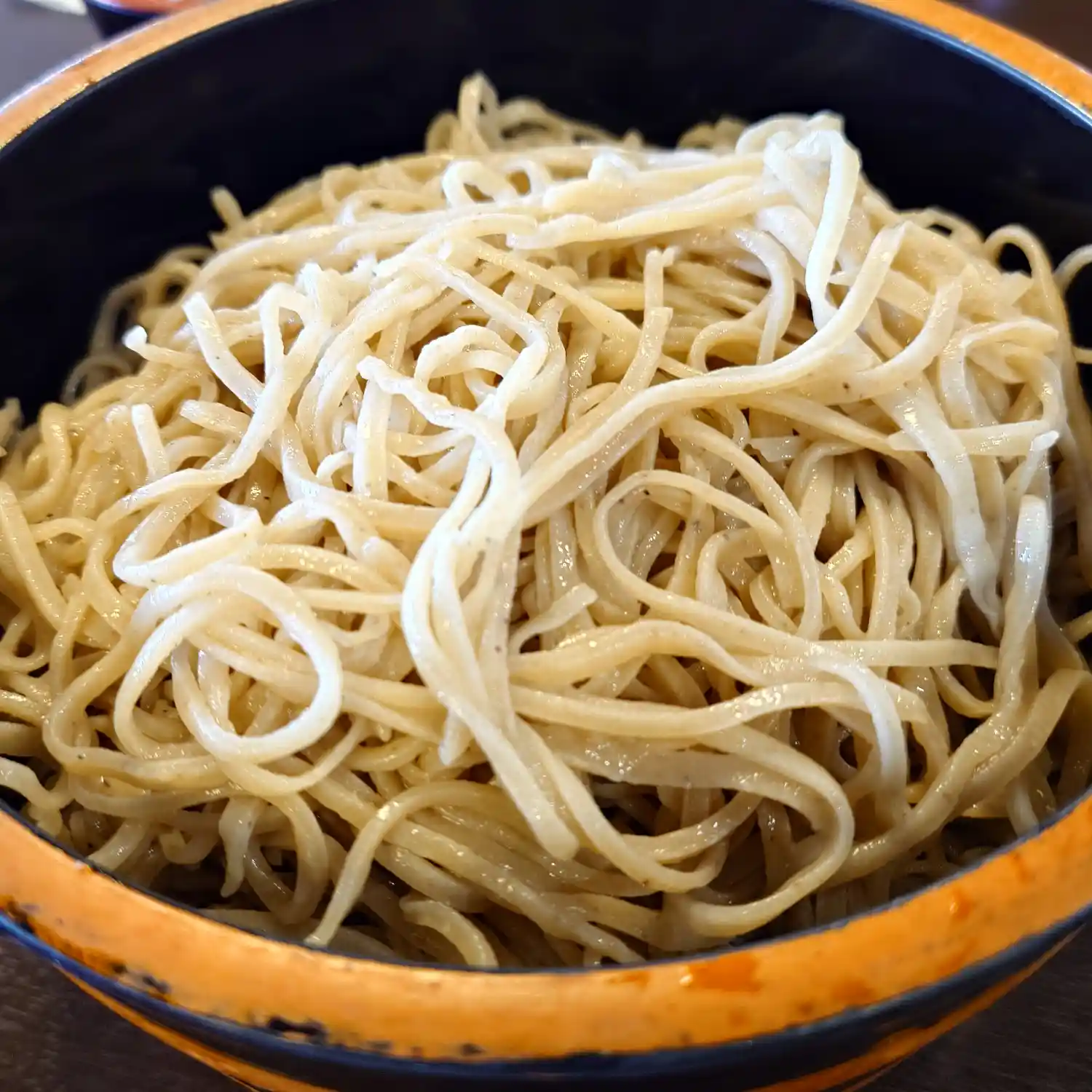 信州蕎麦 草笛 上田お城前店の桶に盛られたくるみ蕎麦多め500g