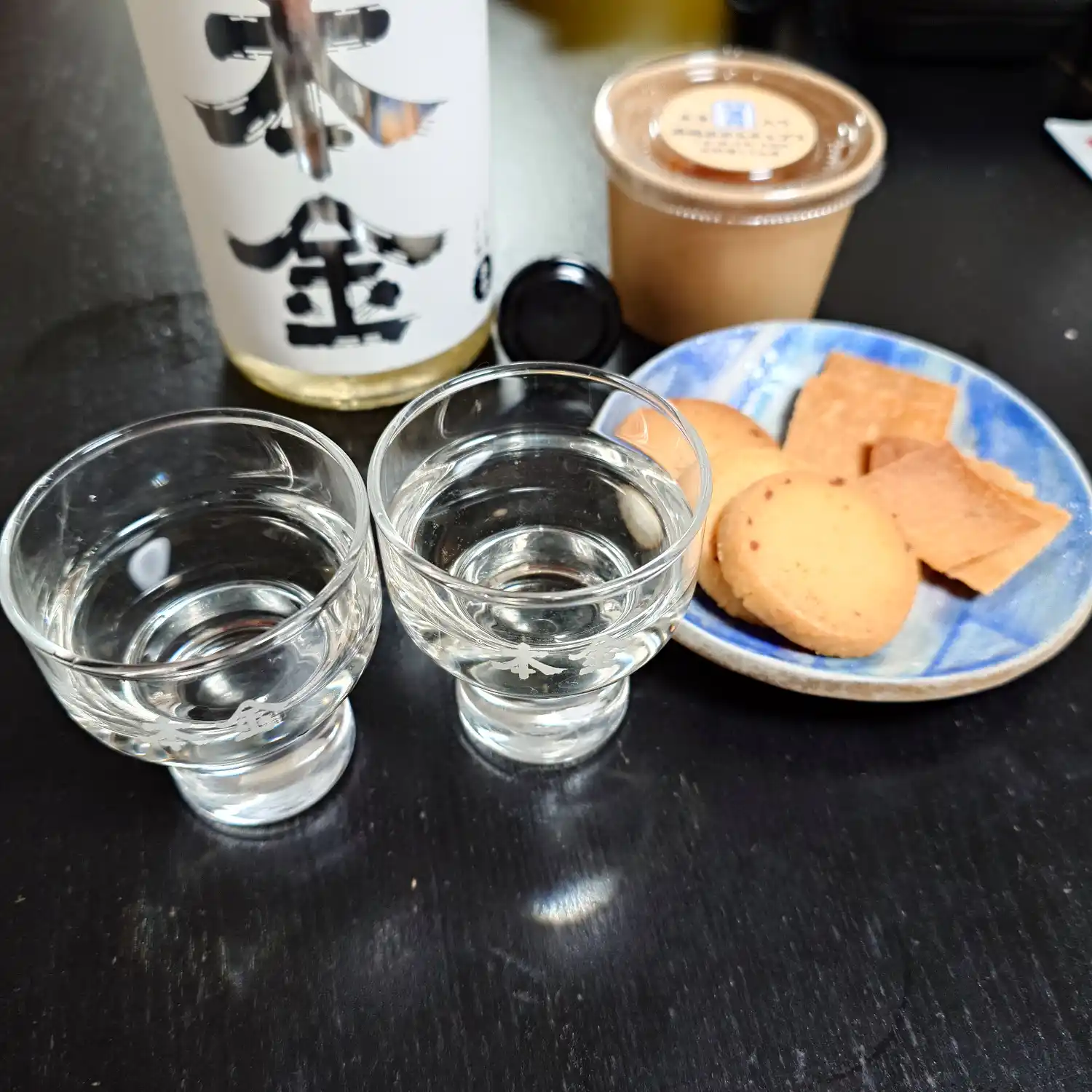 本金から届いた日本酒を自宅でユンと一緒に楽しむ場面