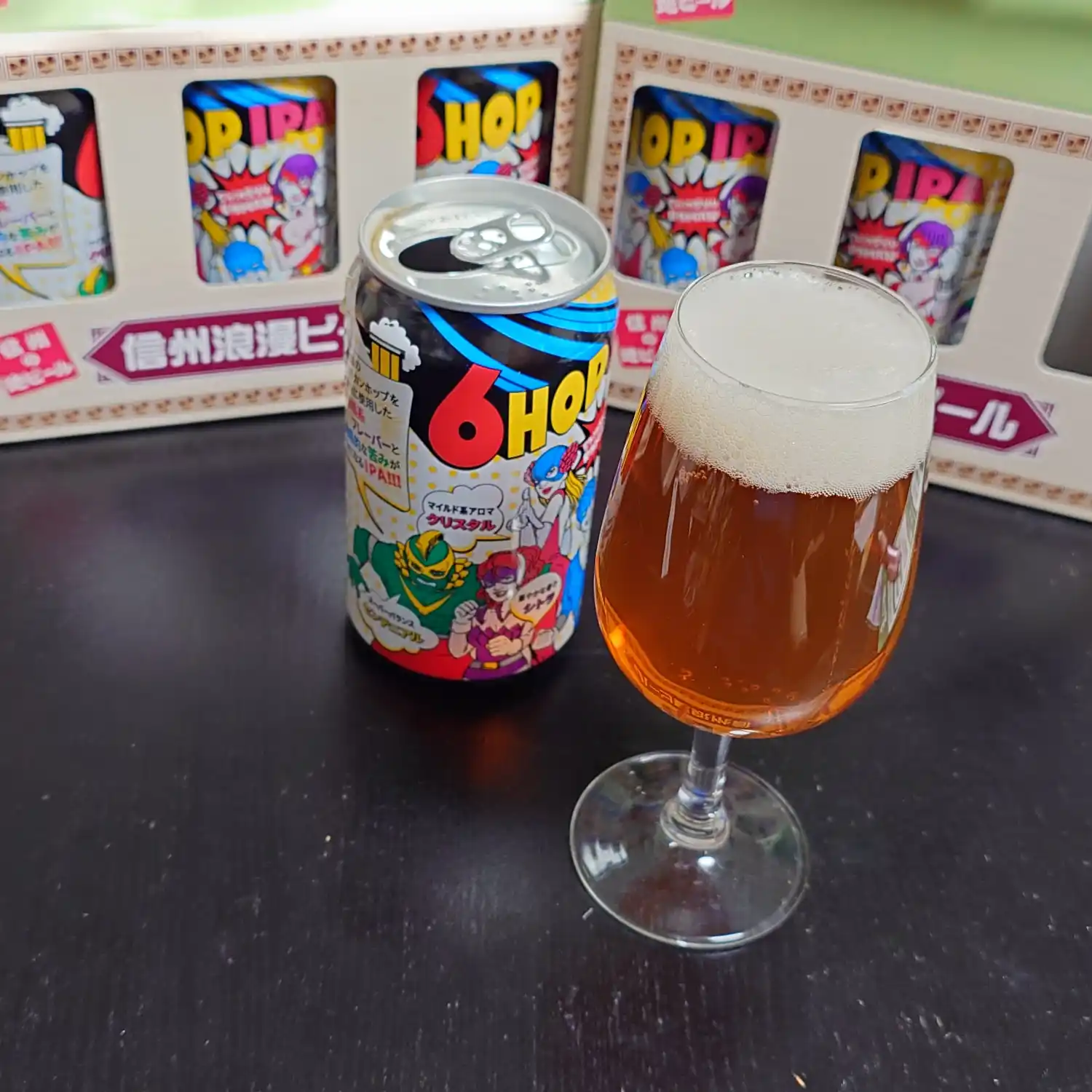 麗人酒造の6HOP IPAを自宅でグラスに注いで楽しむ様子