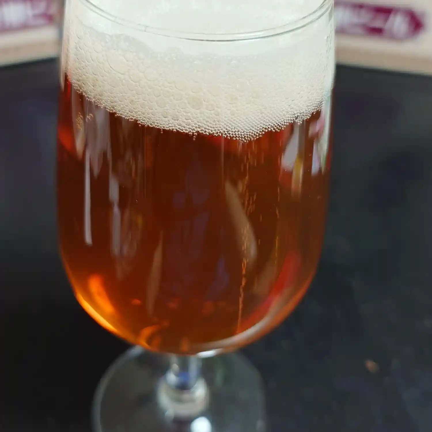 グラスに注いだ麗人酒造6HOP IPAの深いゴールド色