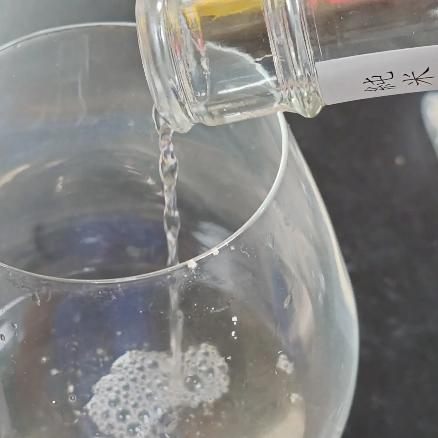 本金 雨あがりの空とを注ぐ 本金 雨あがりの空とをグラスへ注ぐ 淡く色づいた日本酒